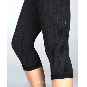 Lululemon Athletica In The Flow Crop II Leggings Capri Heathered Deep Coal SZ 8